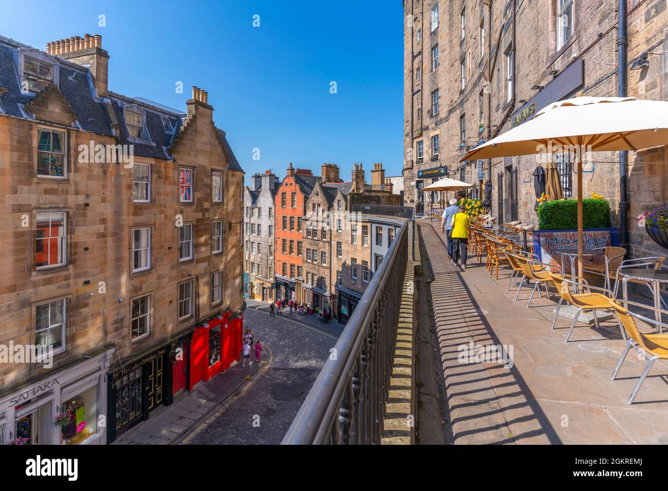 Vista dei caffè su Victoria Terrace, che si affaccia su W Bow (West Bow) vicino al Grassmarket, Edimburgo, Lothian, Scozia, Regno Unito, Europa Foto Stock