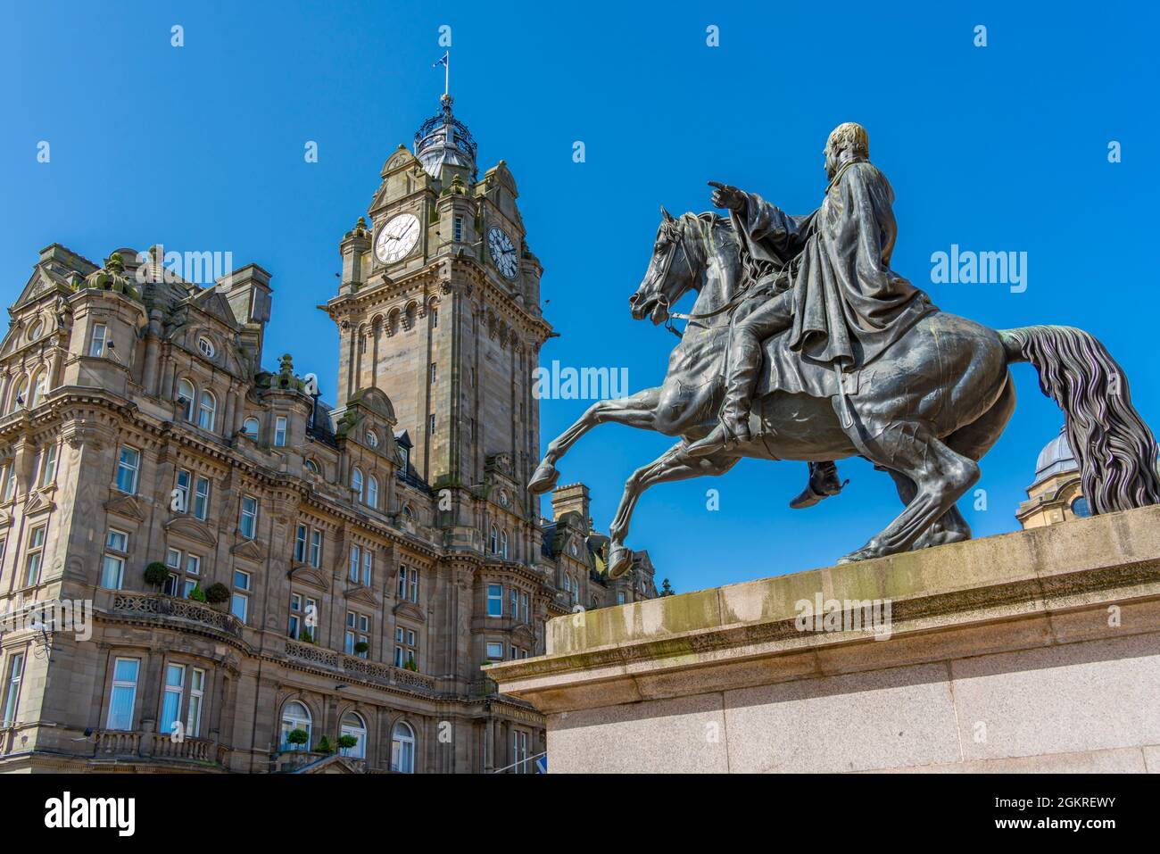 Vista del Balmoral Hotel e la statua di Arthur Wellesley (il Duca di ferro) (Duca di Wellington) su Princes Street, Edimburgo, Scozia, Regno Unito Foto Stock