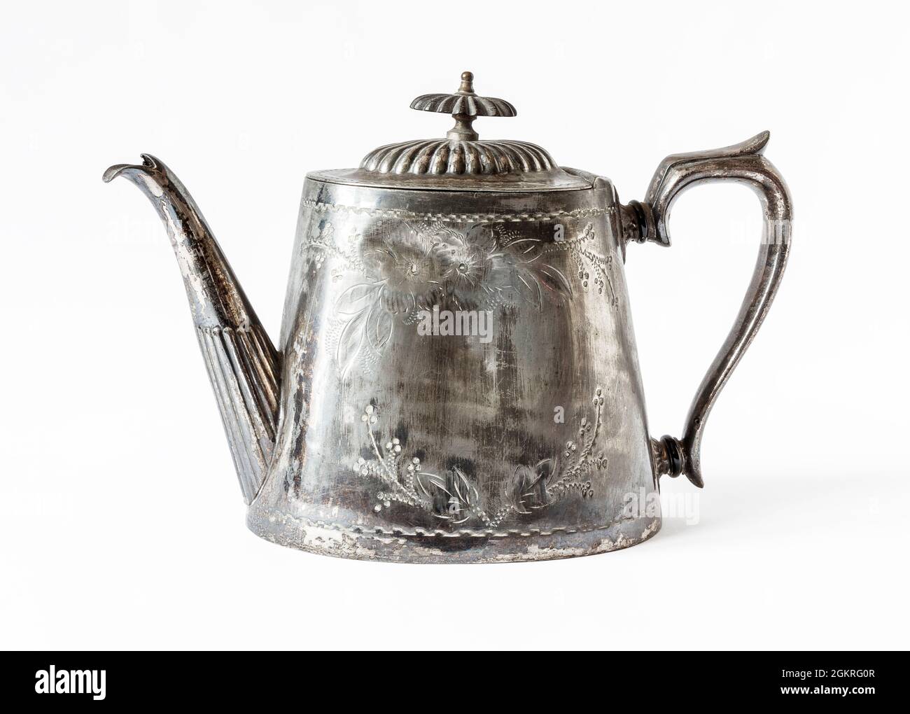 Una teiera decorativa IN EPN placcata in argento ammaccata e opacata su sfondo bianco, con percorso di taglio Foto Stock