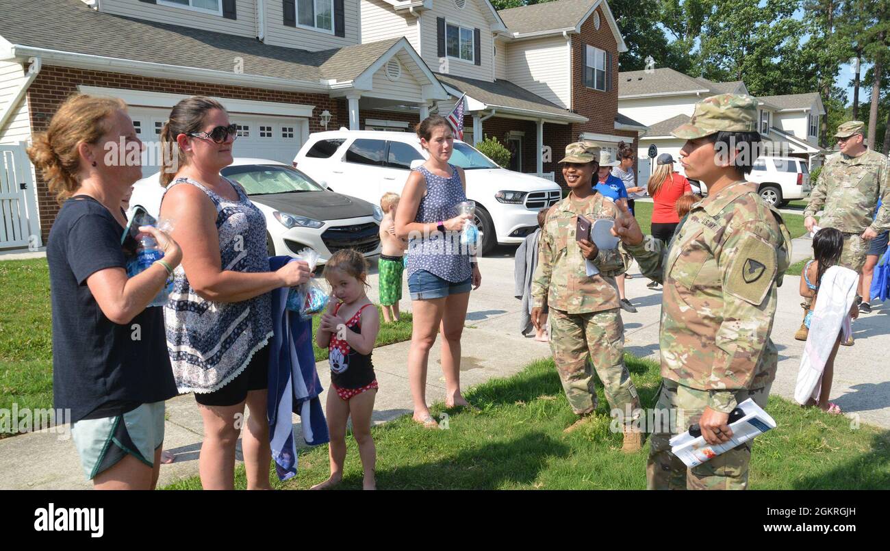 Col. Karin L. Watson e comando Sgt. Il Major Tamisha A. Love parla con i residenti del quartiere Monroe Manor durante il primo Walking Town Hall di Fort Lee il 21 giugno. I dirigenti della guarnigione sono stati accompagnati da rappresentanti delle comunità militari di Hunt – la società che gestisce alloggi privatizzati qui – e membri del personale della Clinica sanitaria dell'esercito Kenner; il Maresciallo provost, il supporto religioso, gli uffici di alloggiamento per la sicurezza e l'installazione della guarnigione; e Family e MWR. Il piano è quello di programmare ulteriori eventi durante i prossimi mesi in modo che tutti i quartieri della zona residenziale sono visitati entro la fine Foto Stock