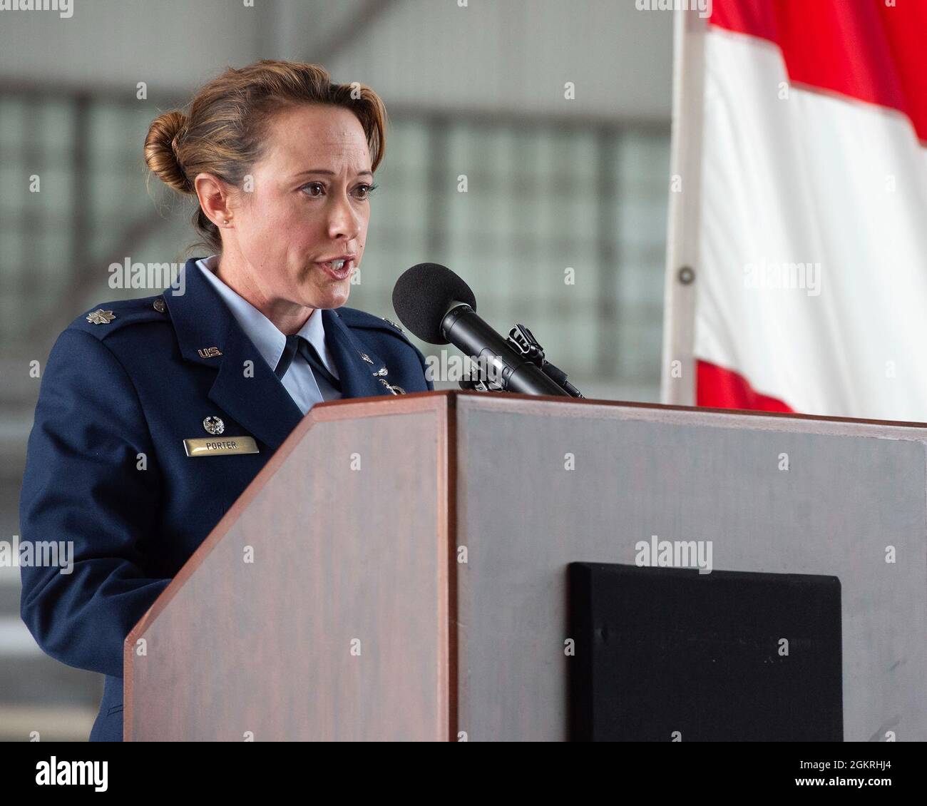 L'ottantesimo Squadrone del supporto operativo tiene una cerimonia di cambio di comando alla base dell'aeronautica militare di Wright-Patterson, Ohio, 21 giugno 2021. Nella cerimonia, il Lt. Col. Laura Porter ha ceduto il comando al Lt. Col. Donald Roley. Foto Stock