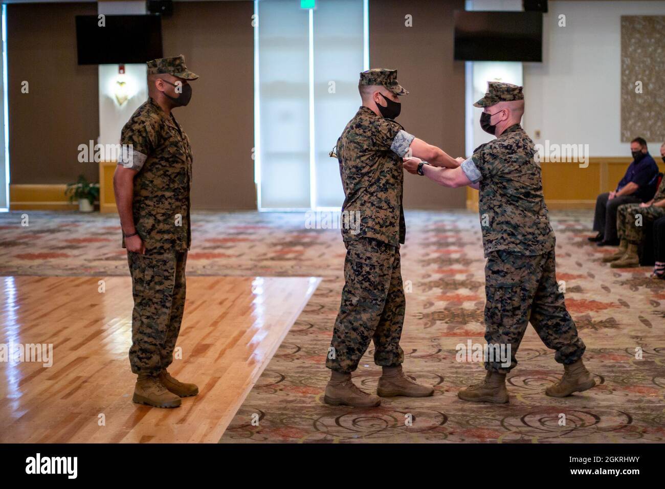Gerber, comandante, III Marine Expeditionary Force Information Group, passa la spada dell'ufficiale non commissionato a Sgt. Il Major Aaron C. Colling, sergente maggiore entrante, III MIG, durante una cerimonia di rilievo e di nomina a Camp Hansen, Okinawa, Giappone, giugno. 22, 2021. Foto Stock