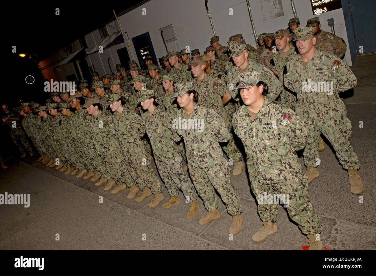 CAMP LEMONNIER, Gibuti (22 giugno 2021) il personale della Michaud Expeditionary Medical Facility a Camp Lemonnier, Gibuti stand una parata di riposo durante un servizio commemorativo per il defunto U.S. Marine Corps Capt. Seth R. Michaud, 22 giugno 2021. Michaud morì durante l'addestramento per operazioni di combattimento nelle vicinanze di Camp Lemonnier, vicino alla catena Godria nel nord di Gibuti. È stato assegnato a Marine Heavy Helicopter Squadron 461, Marine Aircraft Group 26, 2nd Marine Air Wing, Marine Corps Air Station New River, Jacksonville, North Carolina. Morì il 22 giugno 2003. Camp Lemonnier è un'istanza operativa Foto Stock