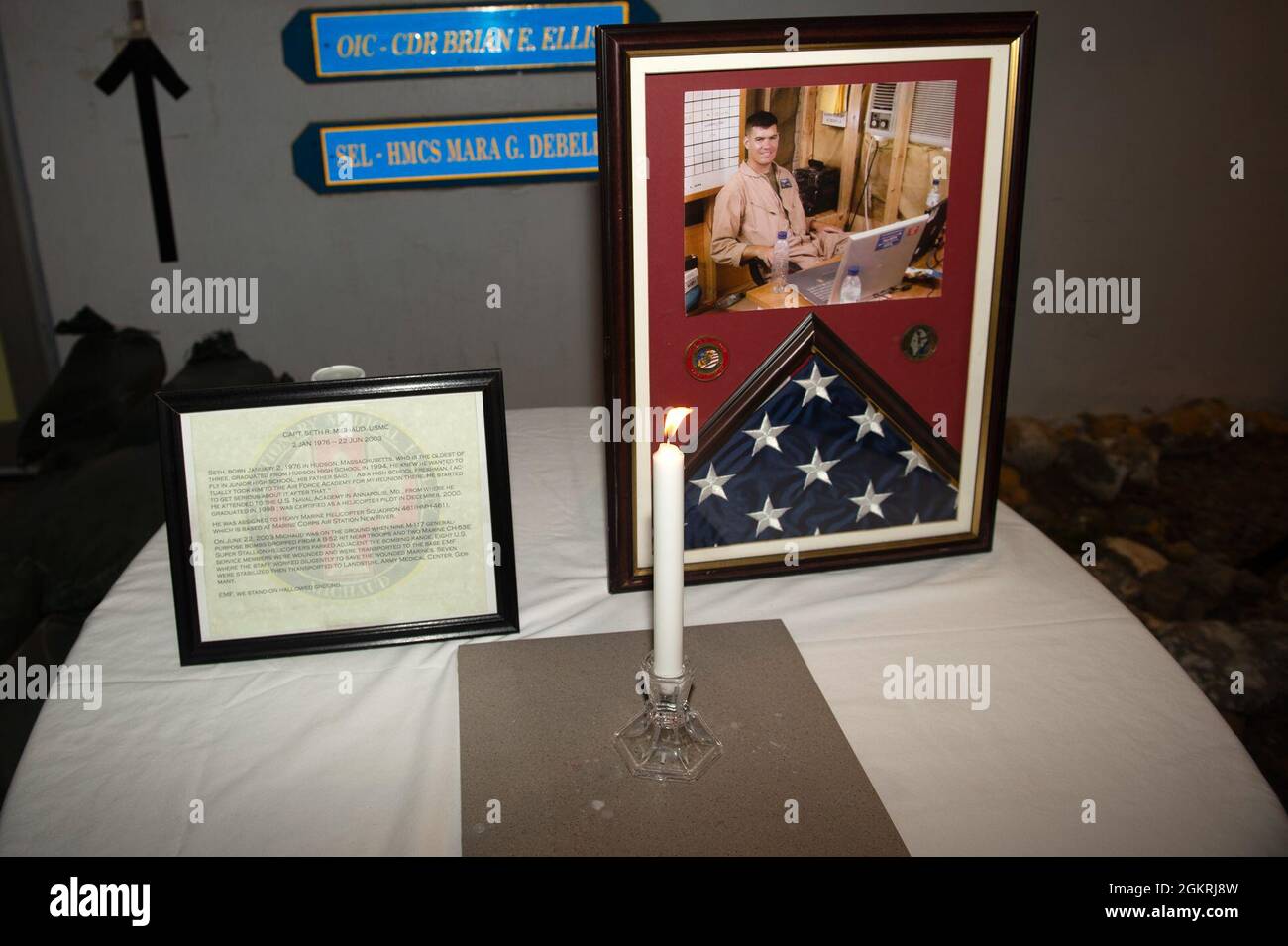 CAMP LEMONNIER, Gibuti (22 giugno 2021) Michaud Expeditionary Medical Facility a Camp Lemonnier, Gibuti, ha tenuto un servizio commemorativo per il defunto U.S. Marine Corps Capt. Seth R. Michaud, 22 giugno 2021. Michaud morì durante l'addestramento per operazioni di combattimento nelle vicinanze di Camp Lemonnier, vicino alla catena Godria nel nord di Gibuti il 22 giugno 2003. È stato assegnato a Marine Heavy Helicopter Squadron 461, Marine Aircraft Group 26, 2nd Marine Air Wing, Marine Corps Air Station New River, Jacksonville, North Carolina. Camp Lemonnier è un'installazione operativa che consente agli Stati Uniti, agli alleati e al partn Foto Stock