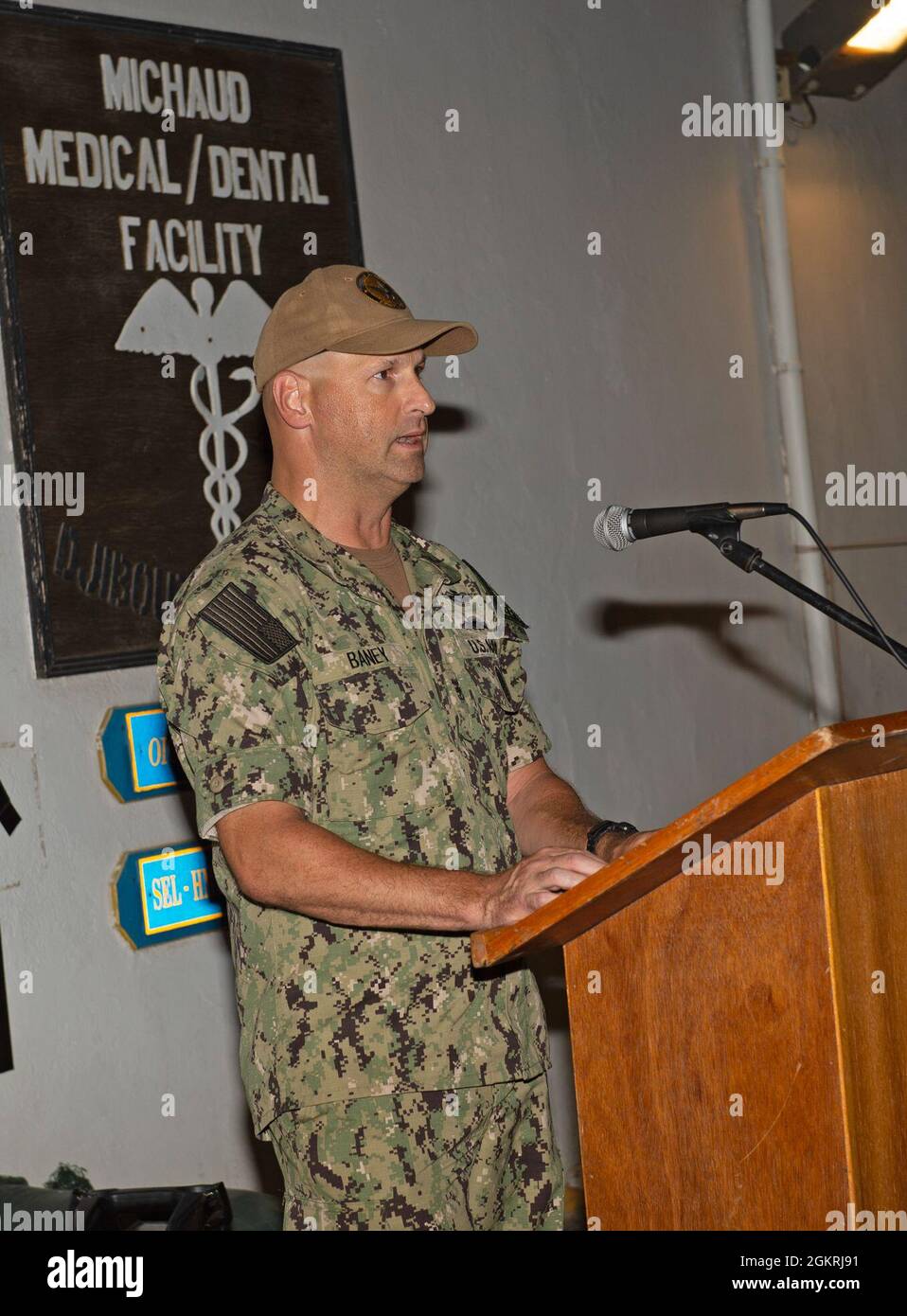 CAMP LEMONNIER, Gibuti (22 giugno 2021) Camp Lemonnier Command Master Chief Sean Baney parla durante un servizio commemorativo per il defunto corpo Marino degli Stati Uniti Capt. Seth R. Michaud, 22 giugno 2021. Baney era un corpsman di un ospedale junior con l'unità di Michaud con sede a Gibuti nel 2003 e descrisse il giorno in cui Michaud morì. Ora serve come capo del comandante del comando per il campo. Michaud morì durante l'addestramento per operazioni di combattimento nelle vicinanze di Camp Lemonnier, vicino alla catena Godria nel nord di Gibuti. È stato assegnato a Marine Heavy Helicopter Squadron 461, Marine Aircraft Group 26, 2nd Marine Air Wing, Mar Foto Stock