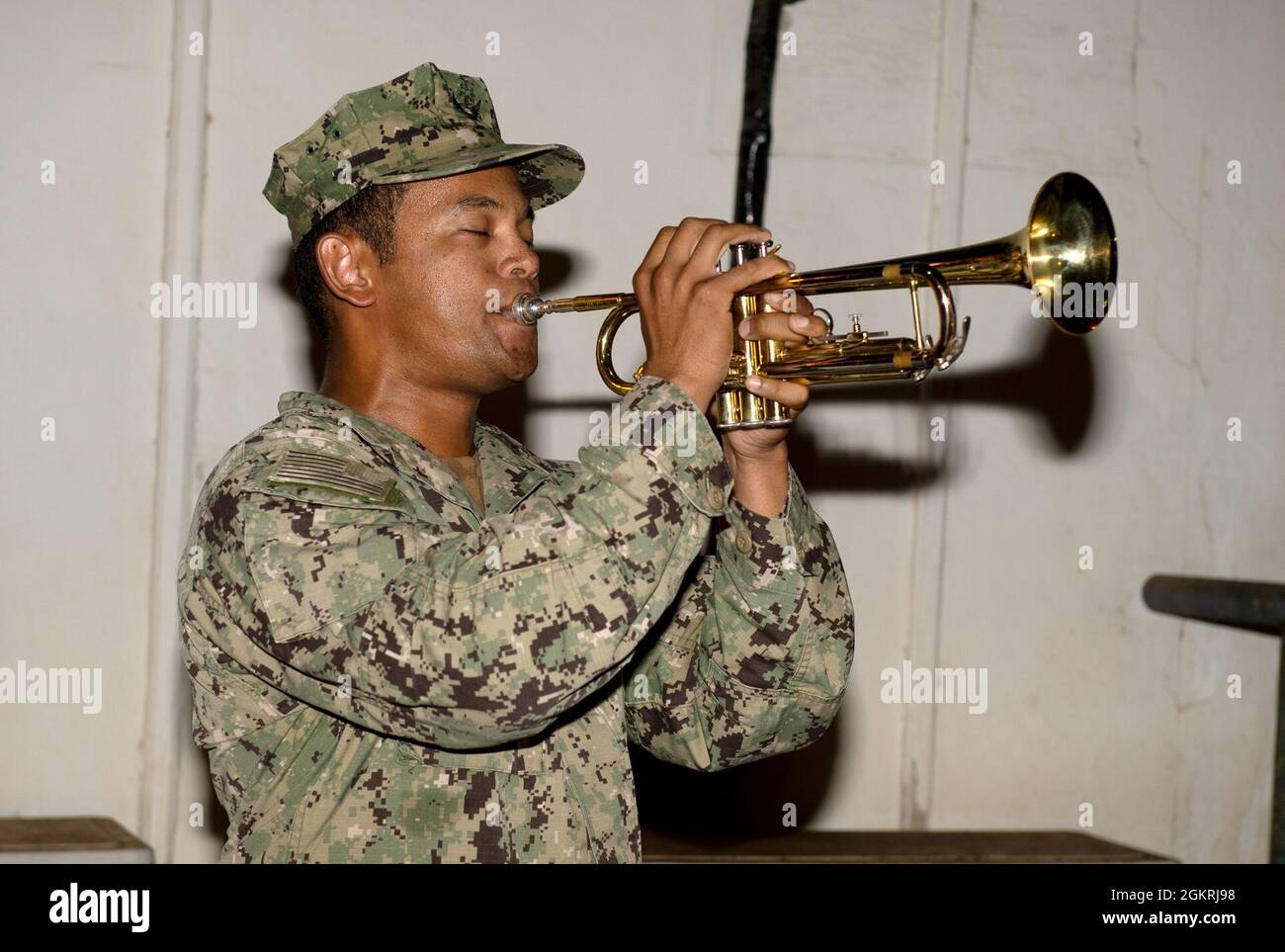 CAMP LEMONNIER, Gibuti (22 giugno 2021) U.S. Navy Chief Information Systems Technician William Jones, di Filadelfia, suona Taps alla fine di un servizio commemorativo per il defunto U.S. Marine Corps Capt. Seth R. Michaud, 22 giugno 2021. Michaud morì durante l'addestramento per operazioni di combattimento nelle vicinanze di Camp Lemonnier, vicino alla catena Godria nel nord di Gibuti. È stato assegnato a Marine Heavy Helicopter Squadron 461, Marine Aircraft Group 26, 2nd Marine Air Wing, Marine Corps Air Station New River, Jacksonville, North Carolina. Morì il 22 giugno 2003. Camp Lemonnier è un'installazione operativa Foto Stock