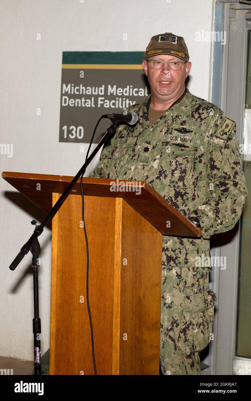 CAMP LEMONNIER, Gibuti (22 giugno 2021) U.S. Navy CMdR. Brian Ellis, Michaud Expeditionary Medical Facility officer-in-charge, parla durante un servizio commemorativo per il defunto U.S. Marine Corps Capt. Seth R. Michaud, 22 giugno 2021. Ellis ha sottolineato l'importanza della formazione per gli eventi di incidenti di massa, come quello in cui Michaud è stato ucciso. Michaud morì durante l'addestramento per operazioni di combattimento nelle vicinanze di Camp Lemonnier, vicino alla catena Godria nel nord di Gibuti. È stato assegnato a Marine Heavy Helicopter Squadron 461, Marine Aircraft Group 26, 2nd Marine Air Wing, Marine Corps Air Station Foto Stock