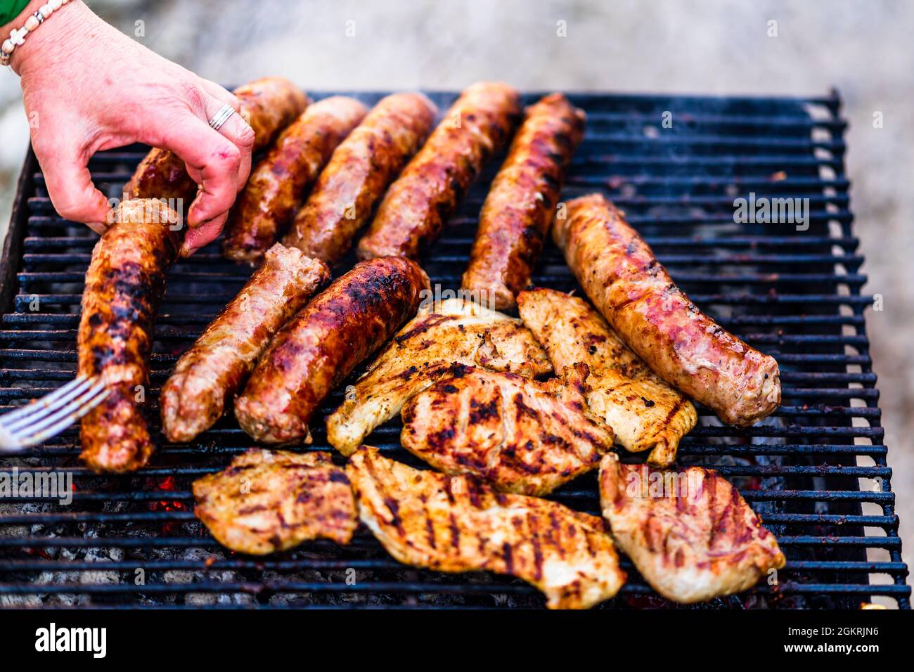 Primo piano di salsicce alla griglia e costolette di maiale su una griglia  barbecue Foto stock - Alamy
