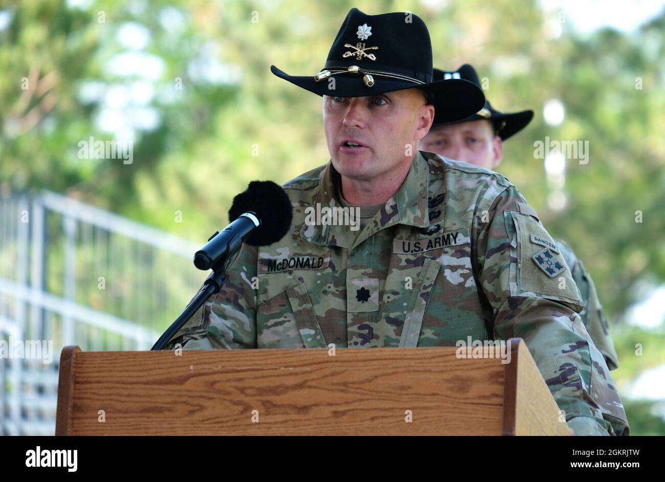 Il Lt. Col. Gary P. McDonald, comandante dello squadrone uscente del 3° Squadrone, 61° Reggimento Cavalry, 2° Stryker Brigade Combat Team, 4° Divisione fanteria, affronta la sua formazione un'ultima volta durante una cerimonia di cambio comando, il 10 giugno a Fort Carson, Il cambiamento di comando delle cerimonie è tenuto per passare simbolicamente il comando di una formazione da un comandante ad un altro. Foto Stock