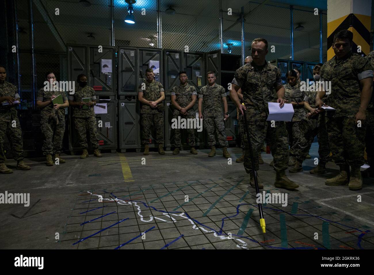 Marines USA con 3d Transportation Battaglione, Combat Logistics Regiment 3, 3d Marine Logistics Group, condurre una prova di concetto breve su Camp Foster, Okinawa, Giappone, 22 giugno 2021. Marines con 3d TB prepararsi a eseguire l'esercizio Talisman Sabre in Australia per costruire la forza con le nazioni alleate e postura la forza. 3d MLG, con sede a Okinawa, in Giappone, è un'unità di combattimento implementata in avanti che funge da backbone di supporto completo per la logistica e il servizio di combattimento della III Marine Expeditionary Force per le operazioni in tutta l'area di responsabilità Indo-Pacific. Il TS21 è il più grande dell’Australia Foto Stock