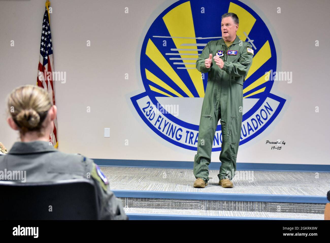 Il Gen.Lt. Brad Webb, comandante del comando di formazione aerea, parla agli Airmen del 23° Flying Training prima di presentare il General Larry O. Spencer Innovation Award a Fort Rucker, Alabama, 22 giugno 2021. Il team di formazione in elicottero Next è stato riconosciuto come il team di comando del General Larry O. Spencer Innovation Award. Il premio è destinato a riconoscere ogni anno Airmen che offrono modi creativi ed efficienti per risparmiare tempo e denaro. Foto Stock