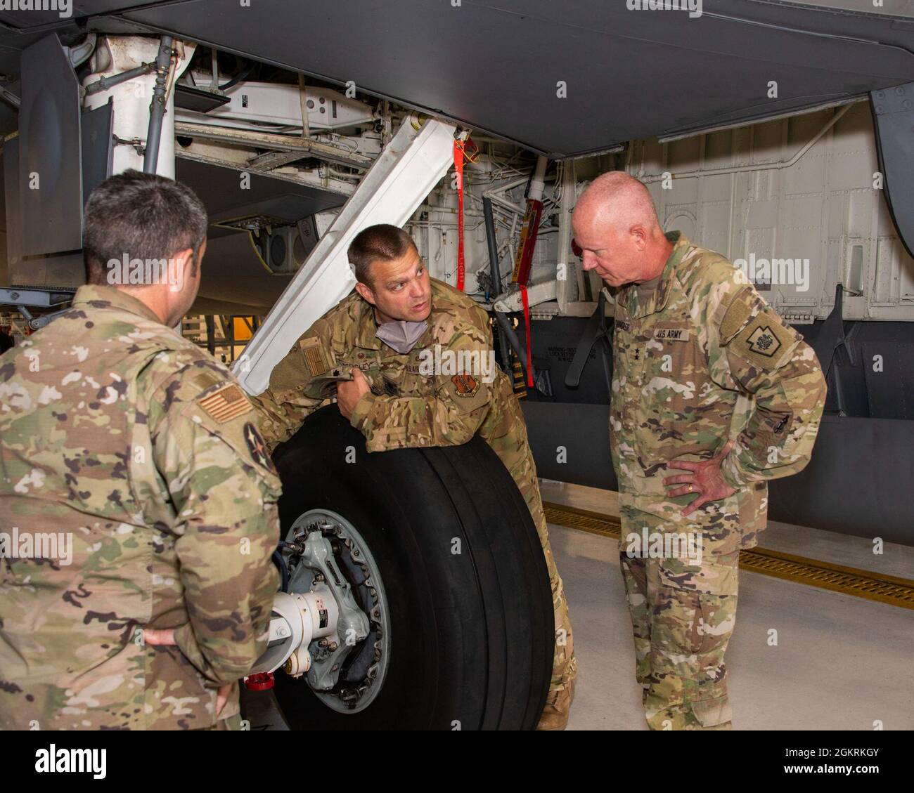 Jason Figley, centro, 171st comandante del gruppo di manutenzione, parla con il Gen. Mark J. Schindler, a destra, Adjutant Generale della Pennsylvania, del bacino di ispezione isocrono, durante la sua visita al 171st, 22 giugno 2021, a Coraopolis, Pennsylvania. Il processo ISO è un'ampia valutazione dell'intero aeromobile per garantire la funzionalità e la disponibilità della missione. Foto Stock