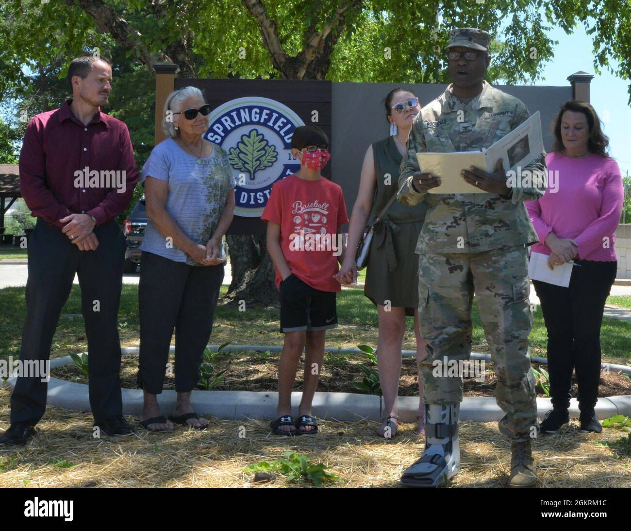 Maurice Rochelle, vice capo della Guardia Nazionale dell'Illinois, legge la biografia del Colon Otis B. Duncan del famoso 'Fighting' 8° reggimento di fanteria della Guardia Nazionale dell'Illinois. Duncan è stato il più alto ufficiale afroamericano a servire all'estero durante la prima guerra mondiale a causa del razzismo istituzionale nell'esercito degli Stati Uniti durante la prima guerra mondiale, Duncan ed i suoi compagni soldati afroamericani combattuti sotto i francesi. L'ottava fanteria, ridesignata nel corso della guerra il 370esimo reggimento di fanteria, fu l'unica unità di combattimento afroamericana comandata da Afri Foto Stock