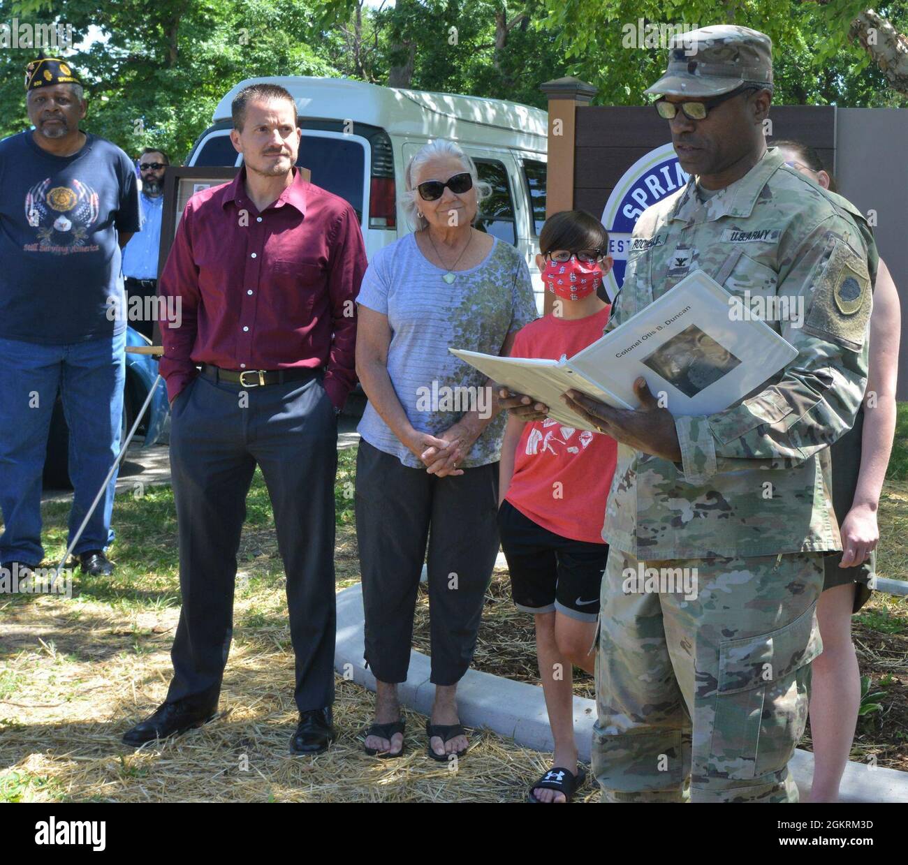 Maurice Rochelle, vice capo della Guardia Nazionale dell'Illinois, legge la biografia del Colon Otis B. Duncan del famoso 'Fighting' 8° reggimento di fanteria della Guardia Nazionale dell'Illinois. Duncan è stato il più alto ufficiale afroamericano a servire all'estero durante la prima guerra mondiale a causa del razzismo istituzionale nell'esercito degli Stati Uniti durante la prima guerra mondiale, Duncan ed i suoi compagni soldati afroamericani combattuti sotto i francesi. L'ottava fanteria, ridesignata nel corso della guerra il 370esimo reggimento di fanteria, fu l'unica unità di combattimento afroamericana comandata da Afri Foto Stock