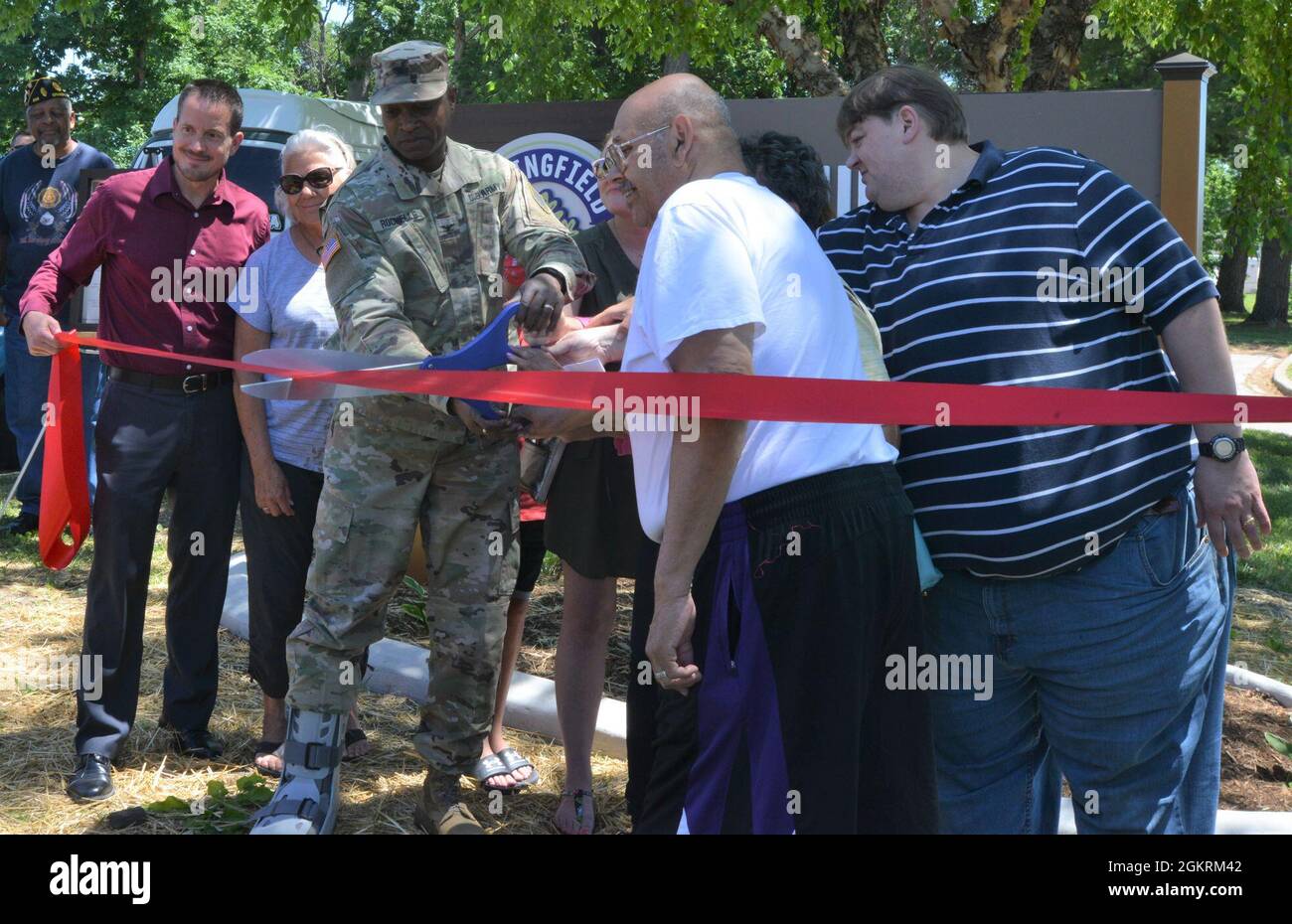 Maurice Rochelle, vice capo del personale congiunto della Guardia Nazionale dell'Illinois, taglia il nastro con i membri del distretto del Parco di Springfield (Illinois) e gli antenati del Colon. Otis B. Duncan del famoso 'Fighting' 8° reggimento di fanteria della Guardia Nazionale dell'Illinois. Duncan è stato il più alto ufficiale afroamericano a servire all'estero durante la prima guerra mondiale a causa del razzismo istituzionale nell'esercito degli Stati Uniti durante la prima guerra mondiale, Duncan ed i suoi compagni soldati afroamericani combattuti sotto i francesi. L'ottava fanteria, ha ridesignato il 370esimo reggimento di fanteria durante il t Foto Stock