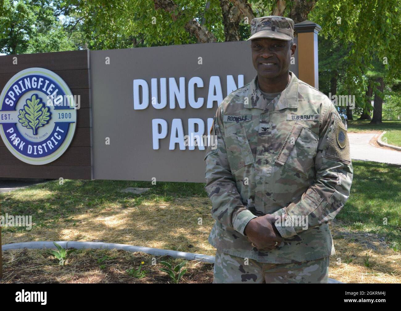 Maurice Rochelle, vice capo del personale congiunto della Guardia Nazionale dell'Illinois, si pone per le foto dopo il nome di un parco di Springfield, Illinois dopo il col. Otis B. Duncan del famoso 'Fighting' 8° reggimento di fanteria della Guardia Nazionale dell'Illinois. Duncan è stato il più alto ufficiale afroamericano a servire all'estero durante la prima guerra mondiale a causa del razzismo istituzionale nell'esercito degli Stati Uniti durante la prima guerra mondiale, Duncan ed i suoi compagni soldati afroamericani combattuti sotto i francesi. L'ottava fanteria, ridesignata il 370° reggimento di fanteria durante la guerra, era la Th Foto Stock