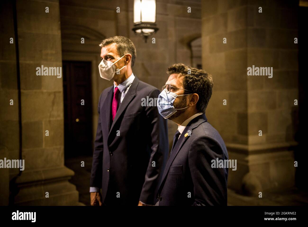 Barcellona, Spagna. 15 settembre 2021. Il presidente del governo catalano, PERE ARAGONES (R), e il primo ministro spagnolo PEDRO SANCHEZ (L) arrivano al Generalitat de Catalunxa per un incontro preparatorio ai colloqui bilaterali alla "Tavola del dialogo”. Credit: Matthias Oesterle/Alamy Live News Foto Stock