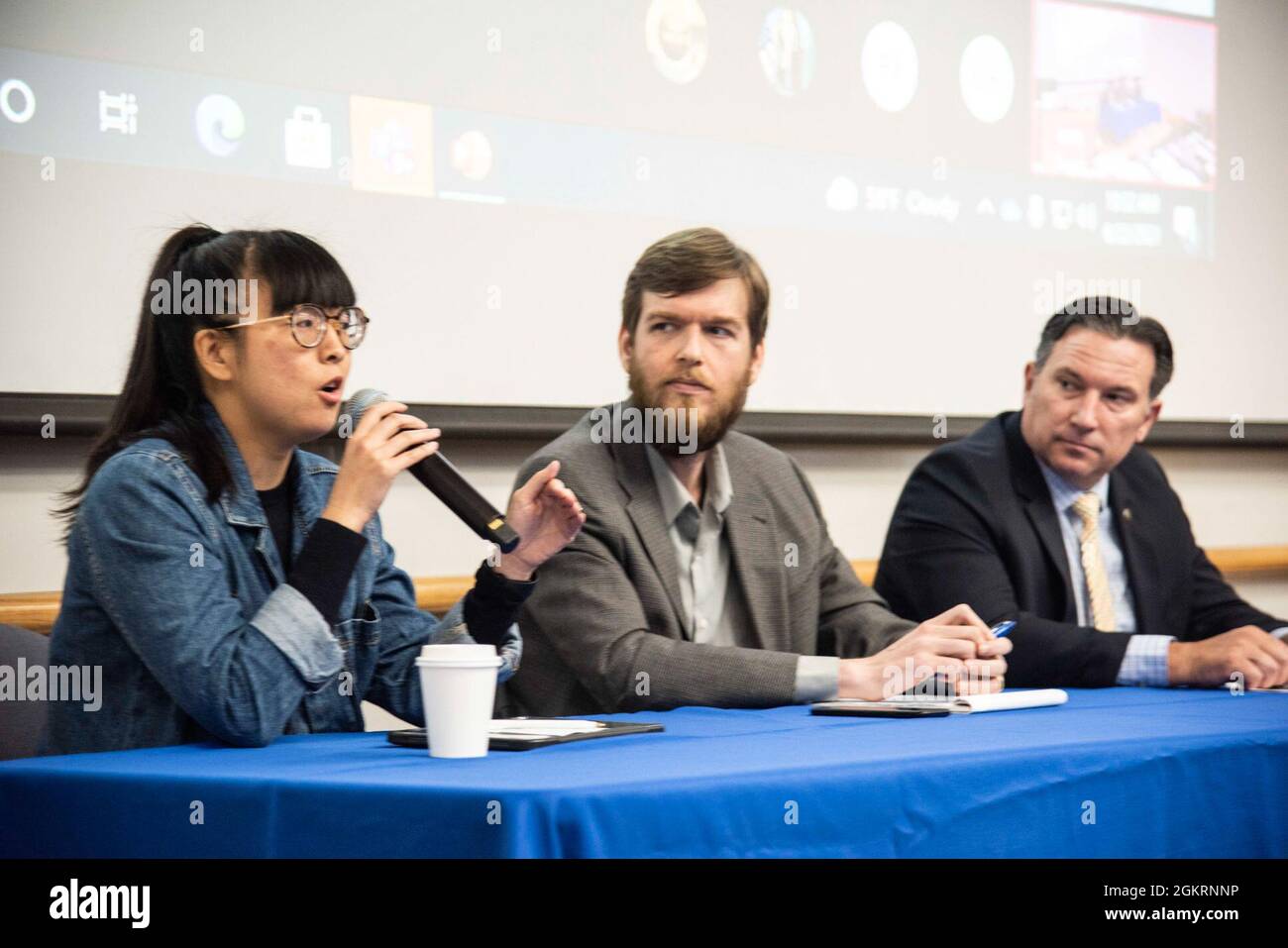 Gabrielle Lim della Harvard Kennedy School, a sinistra, entra a far parte del Professor Camber Warren, Center, e membro della facoltà della Joint Special Operations University presso il comando del Sud degli Stati Uniti, Dr. Joseph Long, durante una sessione del panel del simposio su Free Speech Versus Disinformation nella Glasgow Hall di NPS, 22-24 giugno 2021. Foto Stock