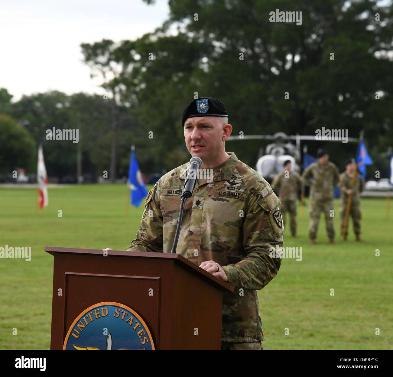 Ryan Walker assume il comando del 1° Battaglione, 223d Aviation Regiment, 110th Aviation Brigade, durante una cerimonia su Howze Field a Fort Rucker, Alabama 23 giugno 2021. Foto Stock