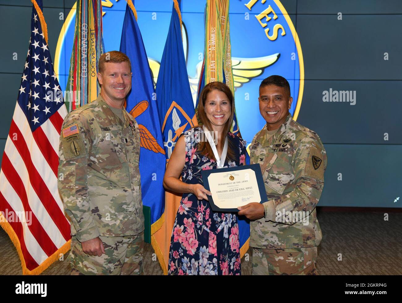 Veronica Hill riceve il Premio del Comandante per il Servizio pubblico per il suo sostegno al 1° Battaglione, famiglia del 223d Aviation Regiment da col. George Ferido, 110th Aviation Brigade Comander, come suo marito, Lt. Col. Keith Hill, si prepara a rinunciare al comando battaglione a Fort Rucker, Alabama, 23 giugno 2021. Foto Stock