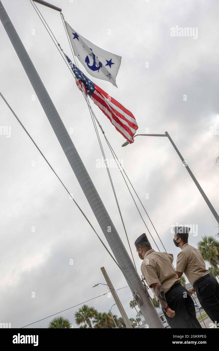 210623-N-KK394-1018 STAZIONE NAVALE MAYPORT, Fl. (23 giugno 2021) marinai assegnati alla Stazione Navale Mayport, Fl., sollevare la bandiera degli Stati Uniti e il segretario aggiunto della bandiera Navale prima dell'arrivo di Todd Schafer, il segretario aggiunto agente della Marina (energia, installazioni, e ambiente). Schafer ha visitato la Stazione Navale di Mayport per visitare le principali strutture di base. Foto Stock