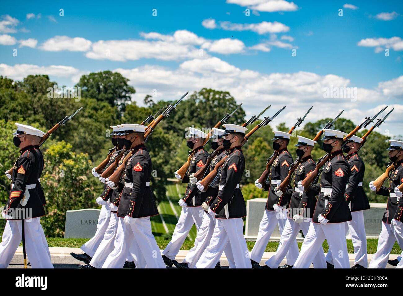 I Marines dalla caserma marina, Washington, D.C. (8° ed i) sostengono gli onori funerali militari per il corpo marino degli Stati Uniti 1° Lt. John Warner nella Sezione 4 del cimitero nazionale di Arlington, Arlington, Virginia, 23 giugno 2021. Ex senatore per la Virginia ed ex segretario della Marina, Warner è nato il 18 febbraio 1927 a Washington, D.C. si è Unito alla Marina degli Stati Uniti all'età di 17 in 1945 ed è servito durante gli ultimi mesi della seconda guerra mondiale Dopo essersi laureato alla University of Virginia School of Law, Warner si unì al corpo Marino degli Stati Uniti nel 1950 per servire nella Guerra di Corea. Dopo il suo servizio militare e rec Foto Stock