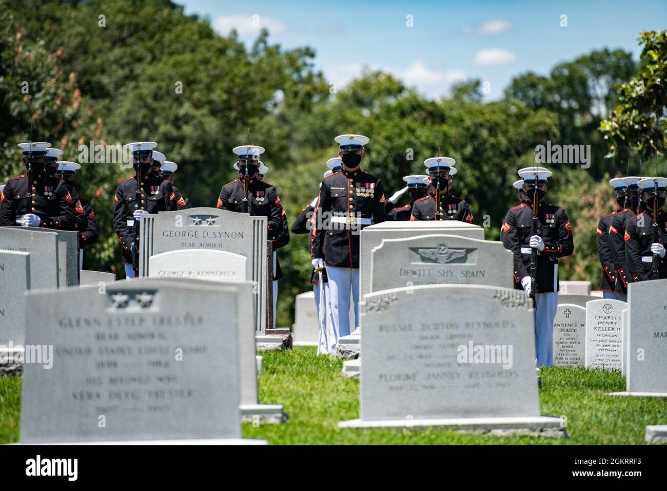 I Marines dalla caserma marina, Washington, D.C. (8° ed i) aiutano a condurre gli onori funerali militari per il corpo marino degli Stati Uniti 1° Lt. John Warner nella Sezione 4 del cimitero nazionale di Arlington, Arlington, Virginia, 23 giugno 2021. Ex senatore per la Virginia ed ex segretario della Marina, Warner è nato il 18 febbraio 1927 a Washington, D.C. si è Unito alla Marina degli Stati Uniti all'età di 17 in 1945 ed è servito durante gli ultimi mesi della seconda guerra mondiale Dopo essersi laureato alla University of Virginia School of Law, Warner si unì al corpo Marino degli Stati Uniti nel 1950 per servire nella Guerra di Corea. Dopo il suo servizio militare un Foto Stock