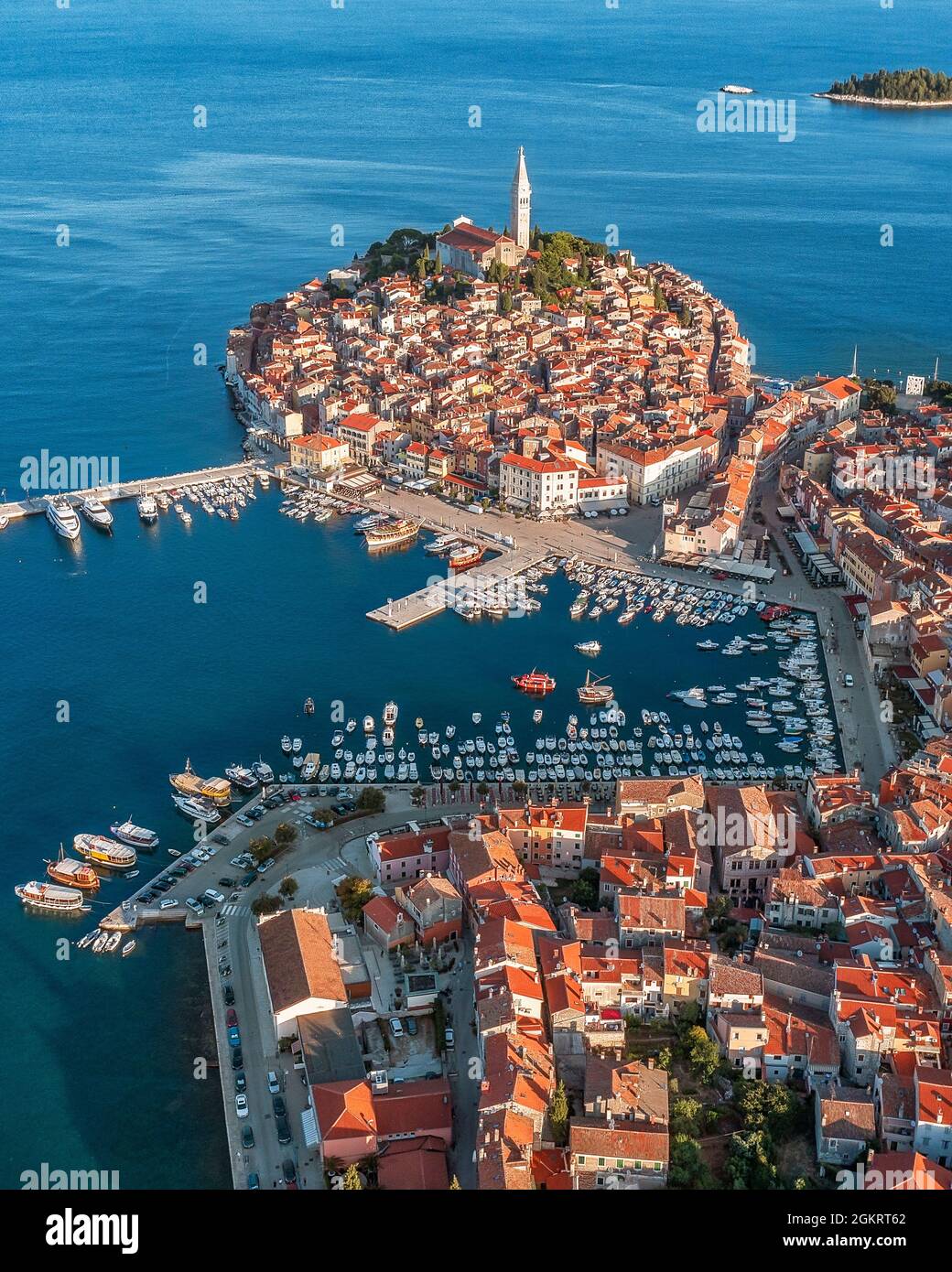 Vista aerea della città vecchia di Rovigno, popolare disperazione di viaggio in Istria, Croazia. Foto Stock