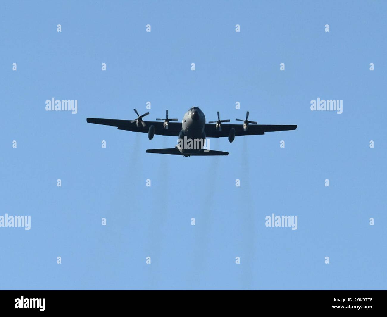 La ventiseiesima squadra di tattiche speciali della United States Air Force dalla Cannon Air Force base in New Mexico si è allenata a Fort McCoy, Wisconsin questa settimana sulle diverse zone di lancio dell'installazione. I jumpers hanno partecipato a salti in caduta libera da C-130s dalla 133a Ala Airlift di Minneapolis, Minnn., con protezione dall'alto da F-16 combattenti dalla 148a Ala Fighter di Duluth, Minnn. Entrambe le unità fanno parte della Guardia Nazionale aerea del Minnesota. Questo addestramento congiunto dell'aeronautica e della guardia nazionale dell'aria degli Stati Uniti è un altro esempio grande del valore di Fort McCoy come centro di addestramento totale della forza. Foto Stock