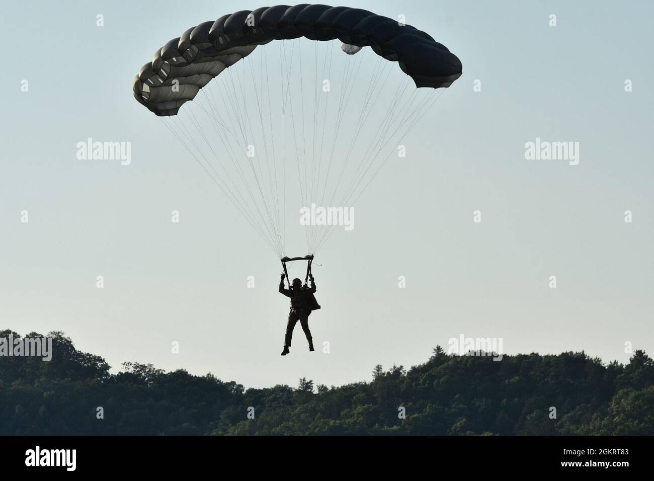 La ventiseiesima squadra di tattiche speciali della United States Air Force dalla Cannon Air Force base in New Mexico si è allenata a Fort McCoy, Wisconsin questa settimana sulle diverse zone di lancio dell'installazione. I jumpers hanno partecipato a salti in caduta libera da C-130s dalla 133a Ala Airlift di Minneapolis, Minnn., con protezione dall'alto da F-16 combattenti dalla 148a Ala Fighter di Duluth, Minnn. Entrambe le unità fanno parte della Guardia Nazionale aerea del Minnesota. Questo addestramento congiunto dell'aeronautica e della guardia nazionale dell'aria degli Stati Uniti è un altro esempio grande del valore di Fort McCoy come centro di addestramento totale della forza. Foto Stock