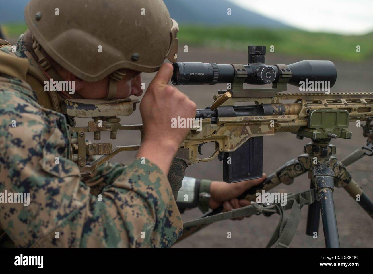 US Marine Corps Lance CPL. Terence Keenan, un cecchino scout con 2° Battaglione, 2° Marines, conduce una gamma di cecchini durante Fuji Viper 21.4 al Combined Arms Training Center, Camp Fuji, Giappone, 23 giugno 2021. Durante questo esercizio, Marines ha affilato le abilità di armi combinate critiche, assicurandosi che siano pronte e in grado di eseguire un'ampia gamma di missioni in tutto il mondo. 2/2 è schierato in avanti nell'Indo-Pacific sotto la 4a Marines, 3d Marine Division. Keenan è un nativo di Poughkeepsie, New York. Foto Stock