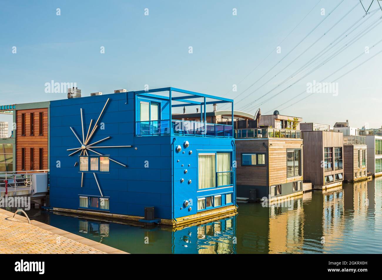 AMSTERDAM, PAESI BASSI - 16 MAGGIO 2014: Fila di case boat contemporanee nel distretto di IJburg ad Amsterdam, Paesi Bassi Foto Stock