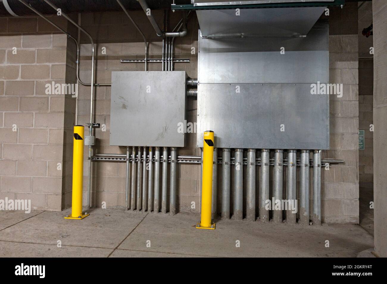 Garage per appartamenti con metri coperti per l'eventuale utilizzo e distribuzione di gas e acqua. St Paul Minnesota, Stati Uniti Foto Stock