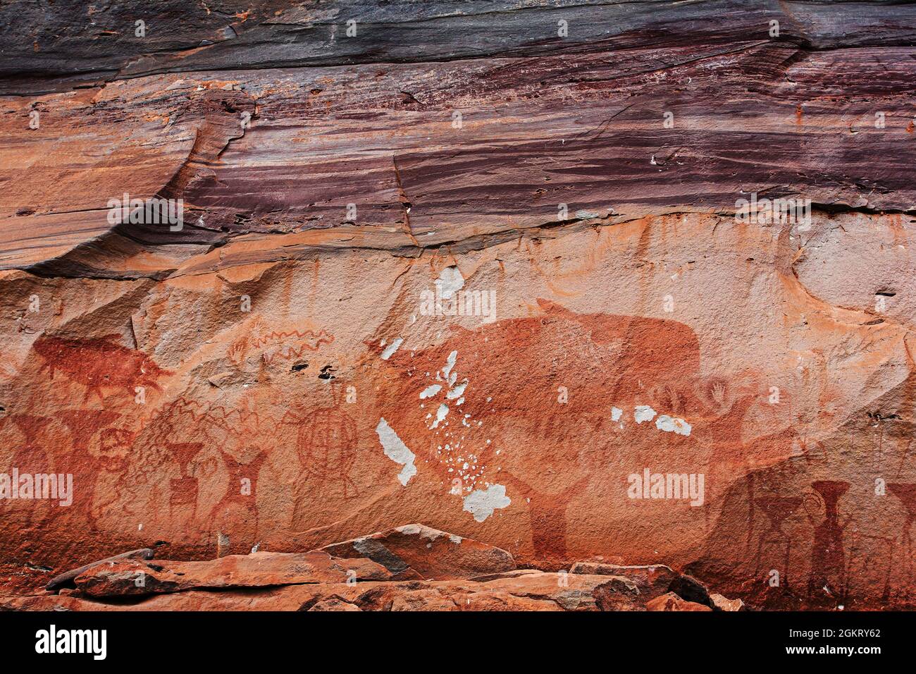 Arte di 3,000 anni di dipinti sulla scogliera vicino al fiume Mekong, antica pittura di pesce gatto gigante Mekong, stampe a mano, tartaruga, risaia. PHA taem, Tailandia. Foto Stock