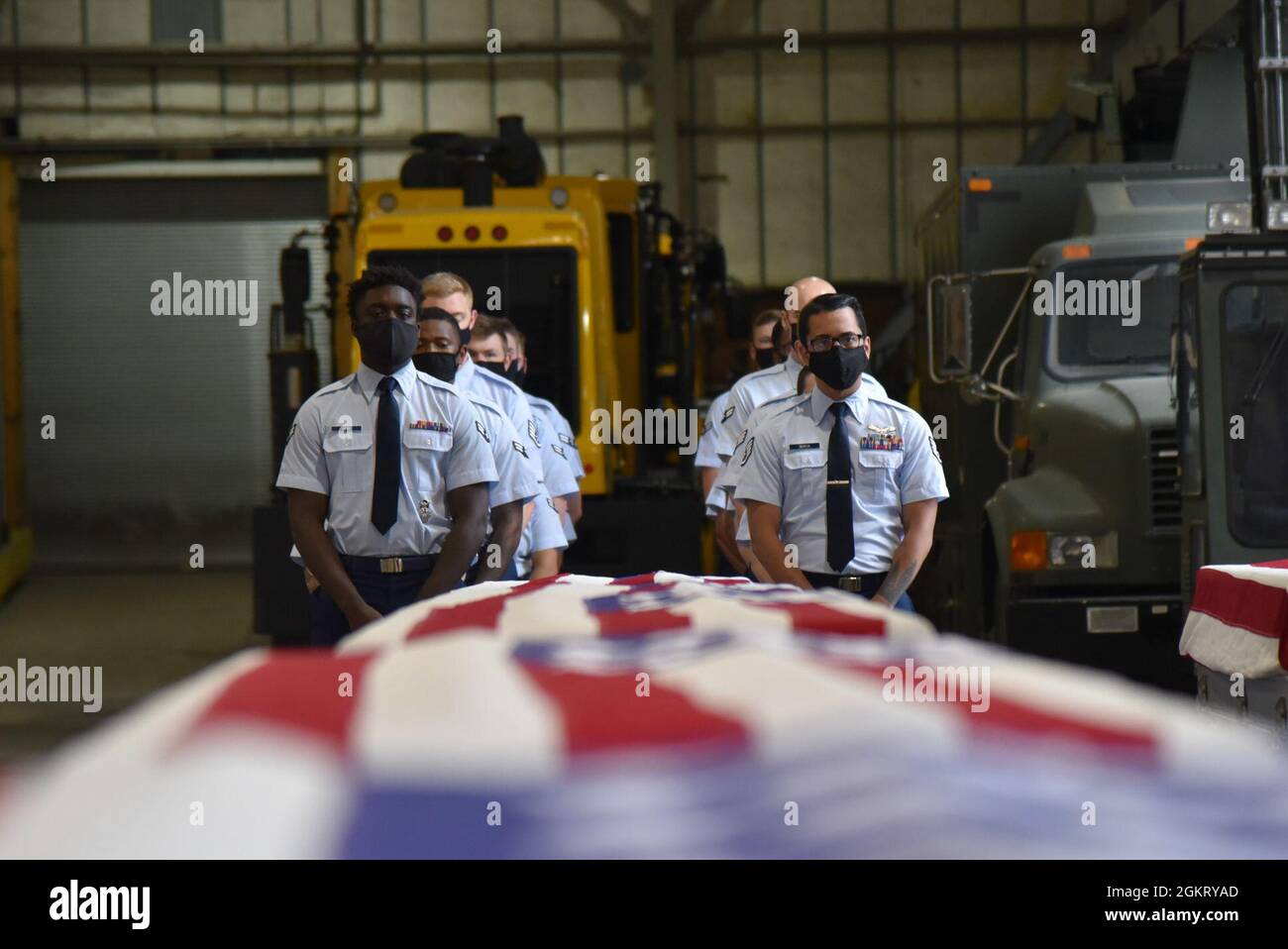 La 55° Wing Honor Guard della base dell'aeronautica di Offutt, Nebraska, partecipa alla cerimonia del trasporto dell'USS Oklahoma Group rimane onorabile all'aeroporto di Lincoln, Lincoln, Nebraska, 24 giugno 2021. Dieci casi di trasferimento di resti non identificabili dal USS Oklahoma Project sono stati restituiti allo stabilimento della DPAA delle Hawaii. Foto Stock