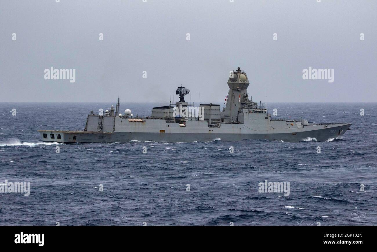 210624-N-JW440-1308 OCEANO INDIANO (24 giugno 2021) IL cacciatorpediniere missilistico guidato di classe Kolkata INS Kochi (D 64), fotografato dall'incrociatore missilistico guidato di classe Ticonderoga USS Shiloh (CG 67), transita durante un esercizio bi-laterale con navi e velivoli dell'USS Ronald Reagan Carrier Strike Group (CSG 5). Shiloh è assegnato al Comandante, Task Force 70/Carrier Strike Group 5 che svolge operazioni in corso a sostegno di un libero e aperto Indo-Pacific. Foto Stock