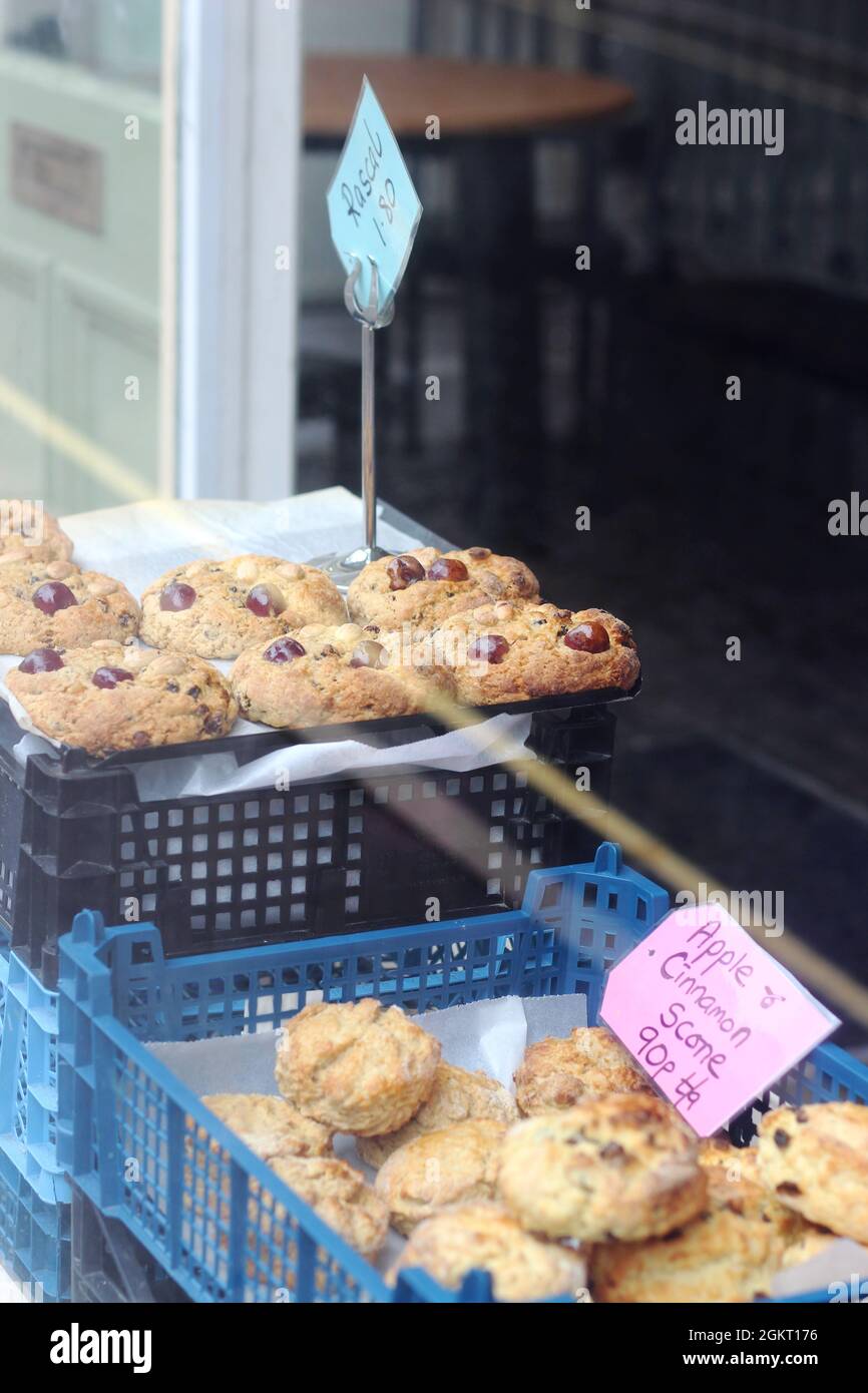 Deliziosi rascal e scones alla finestra di un caffè a Louth, Lincolnshire Foto Stock