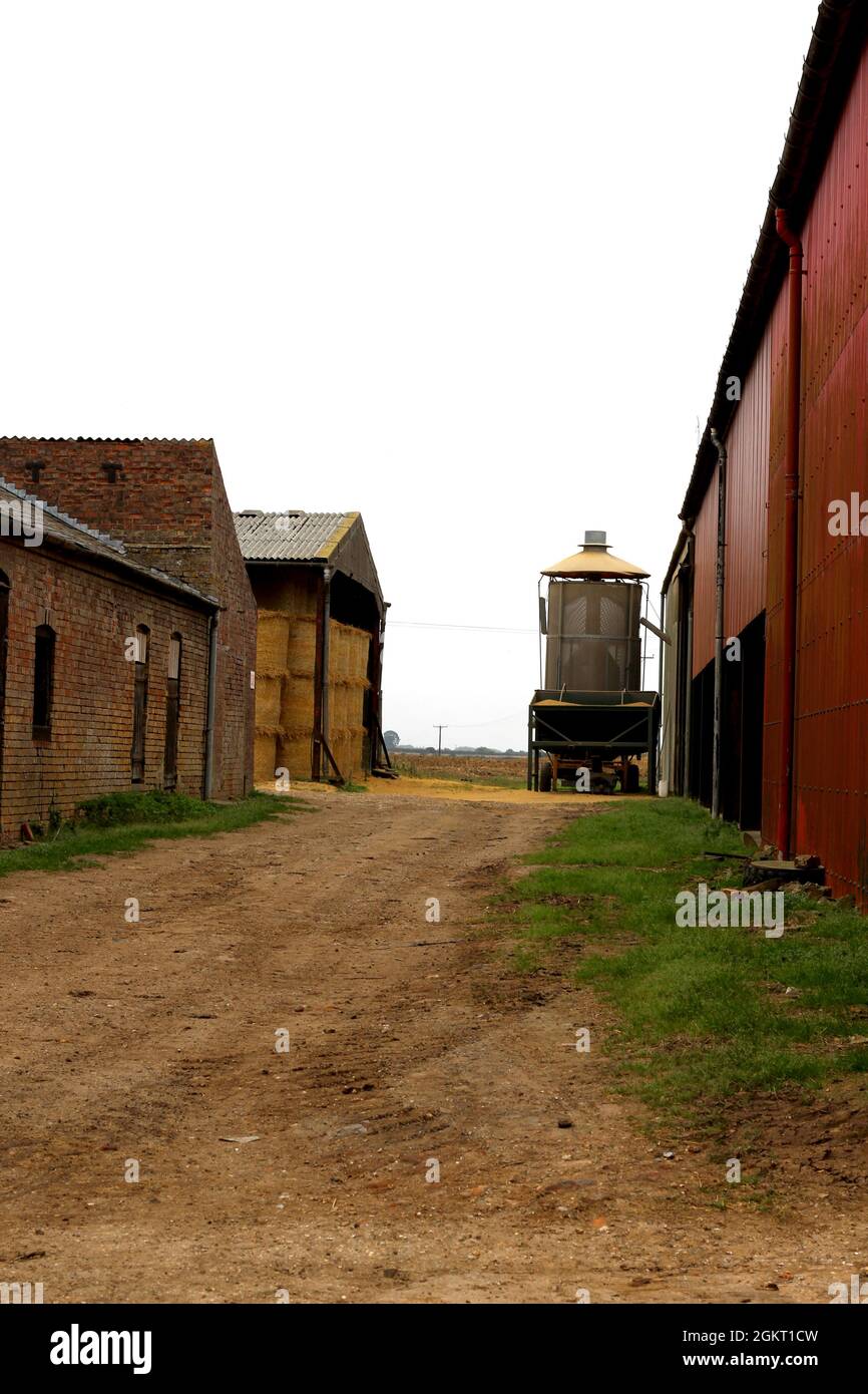 Silo di grano e balle di fieno in una fattoria nel Lincolnshire rurale, Regno Unito Foto Stock