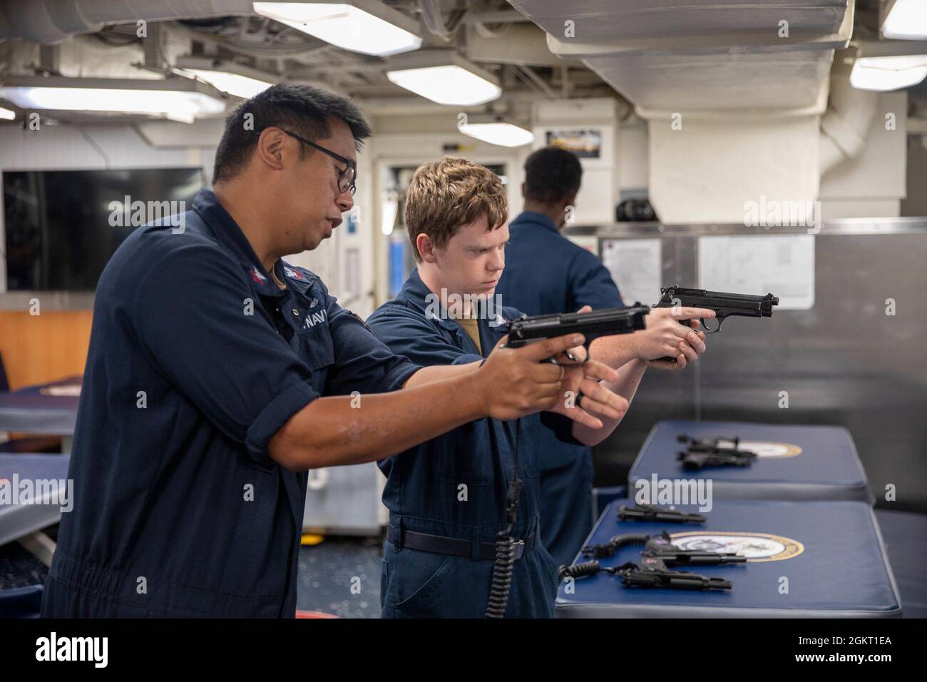 I marinai DELL'OCEANO INDIANO (24 giugno 2021) conducono un addestramento di familiarizzazione delle armi a bordo del cacciatorpediniere missilistico guidato di classe Arleigh Burke USS Halsey (DDG 97). Halsey è collegata al Comandante, Task Force 70/Carrier Strike Group 5 che svolge operazioni in corso a sostegno di un indoPacifico libero e aperto. Foto Stock