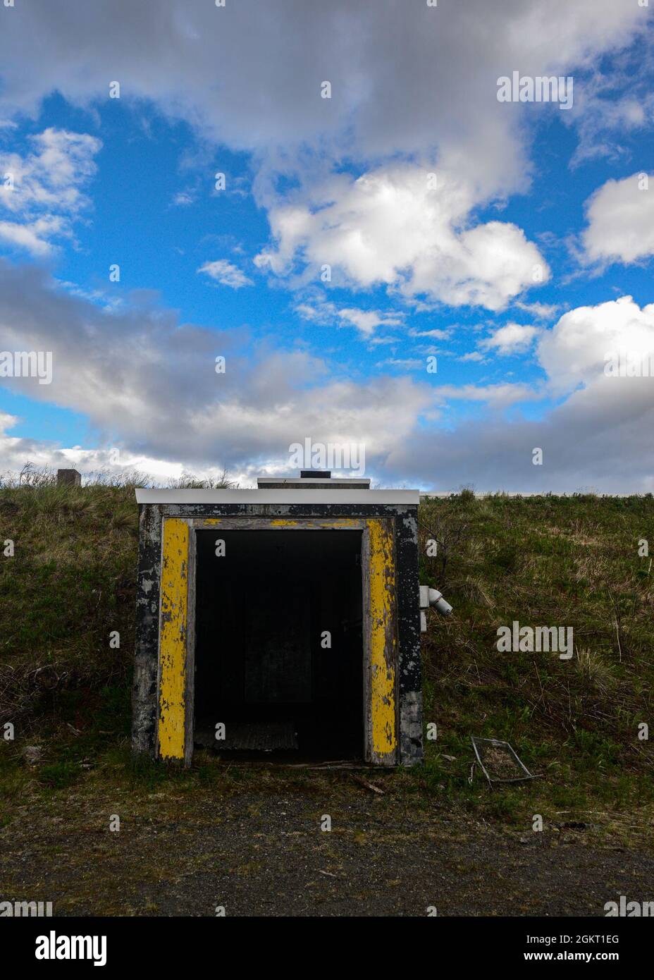 Un ingresso all'area di lancio e stoccaggio dei missili Nike Site Summit, Joint base Elmendorf-Richardson, Alaska, il 24 giugno 2021. Nike Site Summit è un'ex installazione missilistica Nike Hercules dell'esercito degli Stati Uniti che si trova in cima al monte Gordon Lyon, a est della Joint base Elmendorf-Richardson. Foto Stock