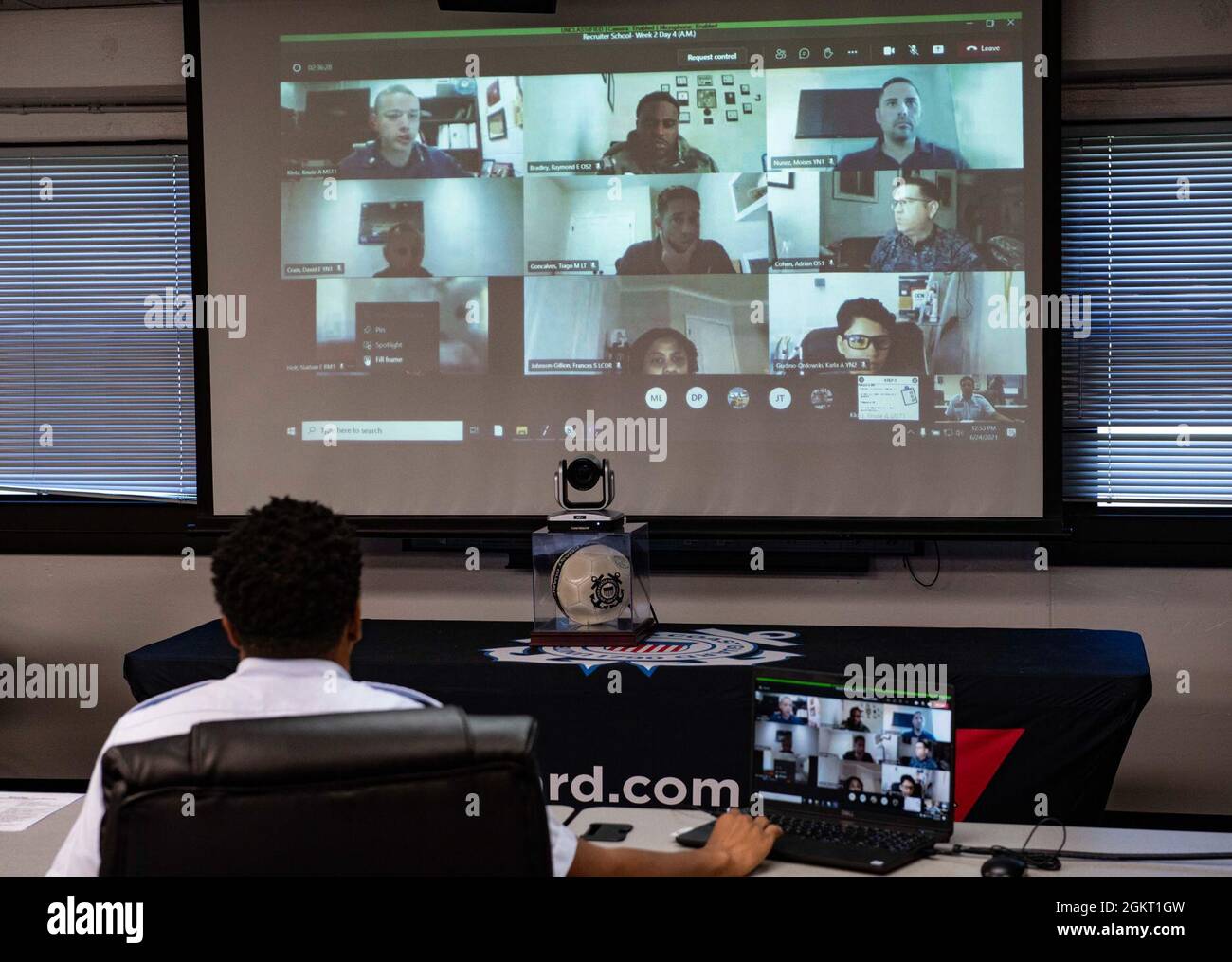 CAPE MAY, N.J. – il Senior Chief Petty Officer Frederick Clay, un istruttore di scuola recruiter, insegna moduli virtuali ai potenziali recruiter, 24 giugno 2021, presso il Centro di formazione Cape May. La scuola di reclutamento si svolge praticamente dall'inizio del 2020 a causa di COVID. Foto Stock