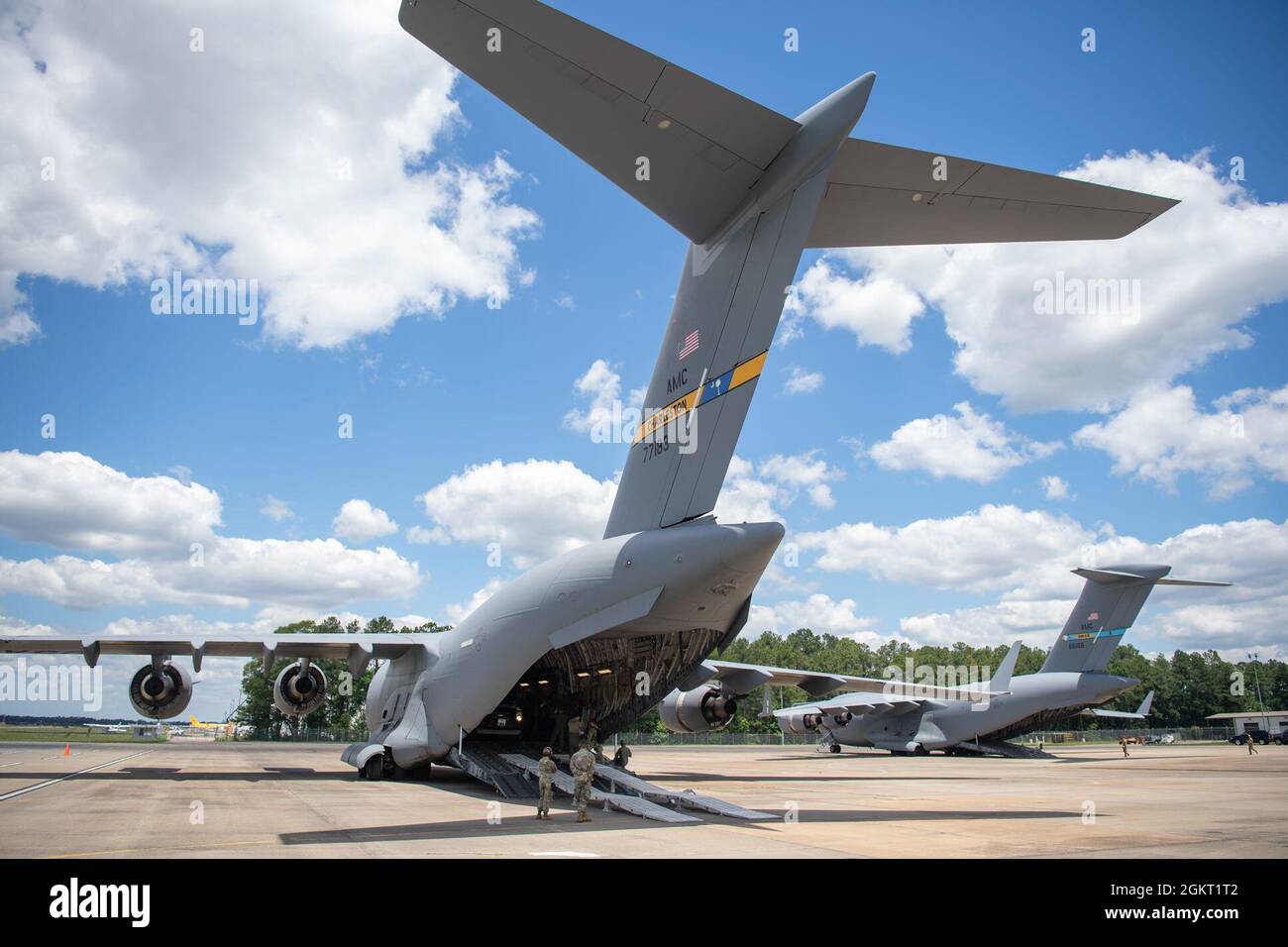 Gli agenti FBI del Rapid Deployment Team, Washington Field Office aiutano a caricare le attrezzature e i veicoli ad abbaadire una C-17 dalla 315esima Ala Airlift il 24 giugno 2021. Exercise Patriot Palm è un'esercitazione congiunta di emergenza e risposta alle calamità naturali coordinata dalla Air Force Reserve, progettata per integrare i soccorritori delle agenzie federali, statali e locali e militari fornendo una rapida formazione di risposta. Foto Stock