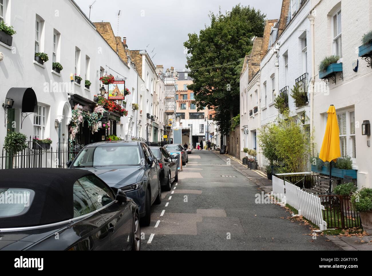 Kinnerton Street a Belgravia, Knightsbridge, Londra, dove Ghislaine Maxwell possedeva una casa. Foto Stock
