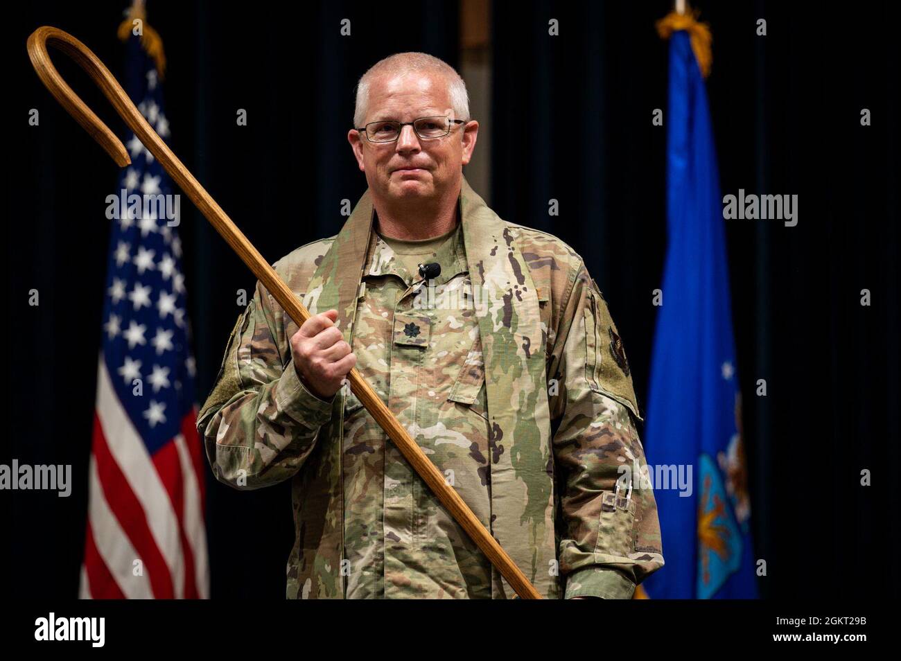 Richard Holmes, cappellano della seconda Bomba in arrivo, si pone per una foto durante una cerimonia di Assunzione della Stole e Crook alla base dell'aeronautica di Barksdale, Louisiana, 24 giugno 2021. La cerimonia si è svolta per aiutare a significare l'importanza e vale la pena che il cappellano dell'ala porta alla base. Foto Stock