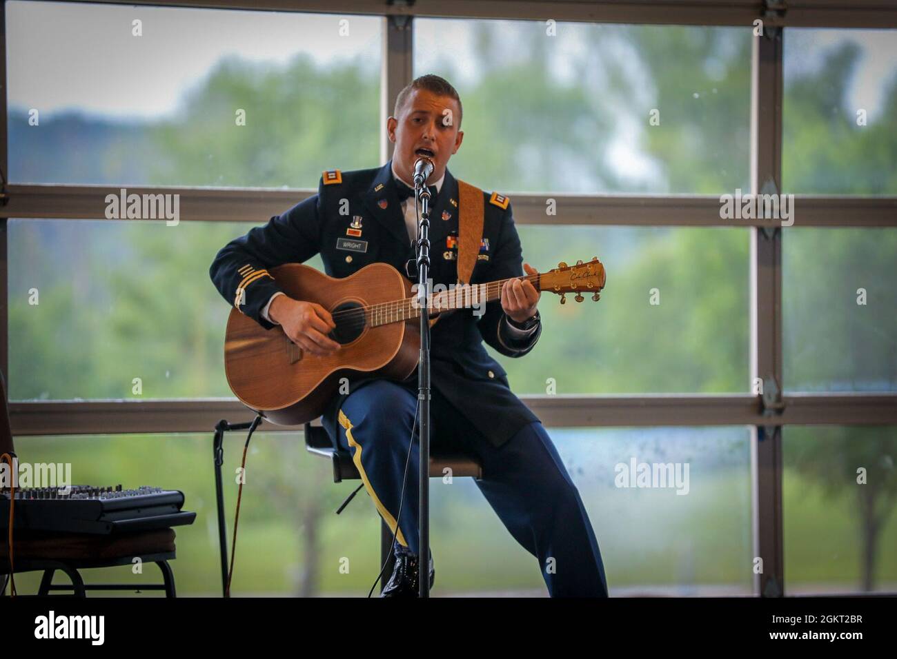 Il Capitano Justin Wright canta il suo ballottaggio “Valhalla” durante una cena commemorativa al Wilma Rudolph Event Center di Clarksville, Tennessee, durante una riunione di una settimana a Fort Campbell il 24 giugno 2021. La riunione riunisce oltre 200 veterani di Rakkasan della Guerra di Corea, del Vietnam e della tempesta del deserto con eventi ospitati dal Capitolo della collina di Hamburger. Foto Stock