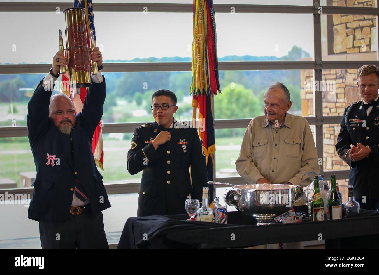 Dave Reiley, presidente del Capitolo Torii per la Rakkasan Association, brinda un brindisi durante una cena commemorativa al Wilma Rudolph Event Center di Clarksville, Tennessee, durante una lunga riunione di una settimana a Fort Campbell, 24 giugno 2021. La riunione riunisce oltre 200 veterani di Rakkasan della Guerra di Corea, del Vietnam e della tempesta del deserto con eventi ospitati dal Capitolo della collina di Hamburger. Foto Stock