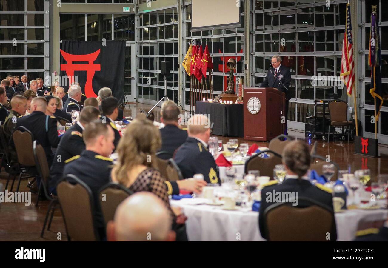 Gen. (In pensione) Robert Clark parla durante una cena commemorativa al Wilma Rudolph Event Center di Clarksville, Tennessee, durante una lunga riunione di una settimana a Fort Campbell il 24 giugno 2021. La riunione riunisce oltre 200 veterani di Rakkasan della Guerra di Corea, del Vietnam e della tempesta del deserto con eventi ospitati dal Capitolo della collina di Hamburger. Foto Stock