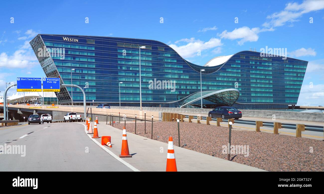 DENVER, CO -10 Apr 2021 - Vista esterna del Westin Hotel al Jeppesen Terminal con tetto a tenda bianco all'Aeroporto Internazionale di Denver, o DIA (DEN) Foto Stock