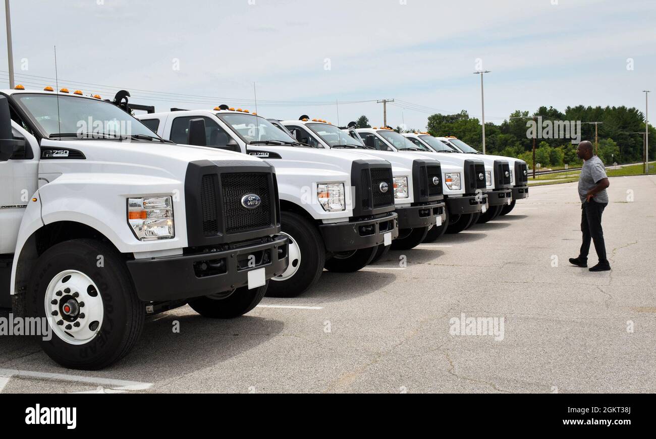 Jesse Ladaker, specialista di attrezzature CAAA, supervisiona la consegna di 10 camion Stellar Hook per l'attività di munizioni dell'Esercito di gru. La 370a Transportation Company, pur partecipando alla formazione della U.S. Army Reserve sull'installazione, ha assistito nel trasporto dei camion all'attività. I carrelli saranno ispezionati e avranno installato un sistema di tracciamento GPS prima di diventare un'attrezzatura completamente operativa per le operazioni in deposito. | Foto di Lindsay Grant, Crane Army munizioni attività Ufficio degli affari pubblici Foto Stock