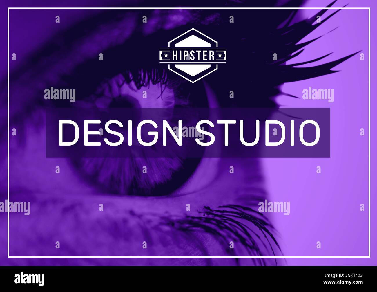 Banner di testo in studio di design con vista ravvicinata di un occhio umano su sfondo viola Foto Stock